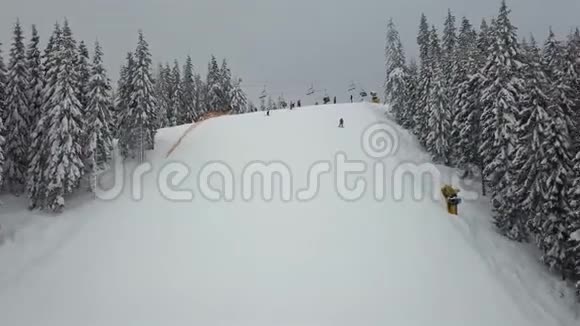 滑雪场森林里的滑雪缆车将人们带到山顶视频的预览图