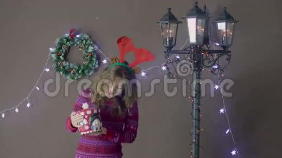 美丽的圣诞老人助手圣诞女孩拿着糖果罐在圣诞装饰背景视频的预览图