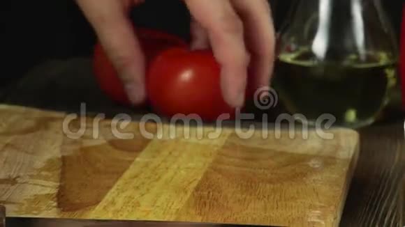 手在厨房里切番茄视频的预览图