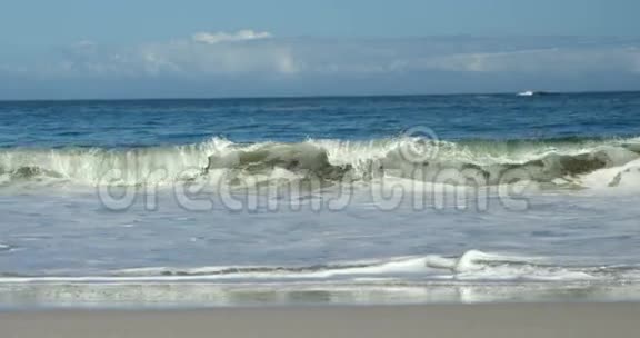 强大的海浪撞击在海滩上视频的预览图
