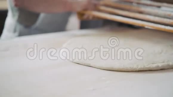 4K面包店泡芙面团的配制视频的预览图