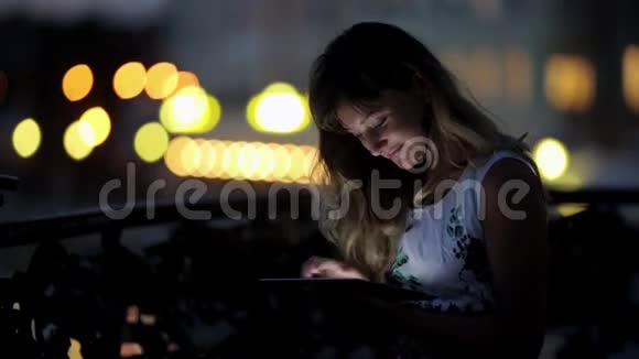 在河边使用平板电脑的少女视频的预览图