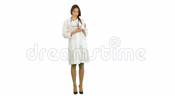 漂亮的女医生在白色背景下为相机描述和广告药片视频的预览图