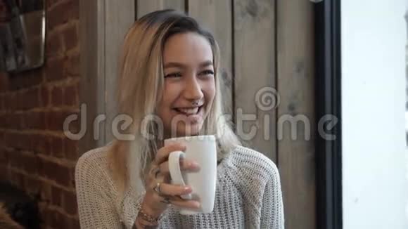 小女孩坐在咖啡馆里喝咖啡视频的预览图