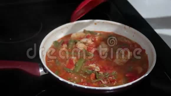 平底锅煮番茄鸡肉和芦笋视频的预览图