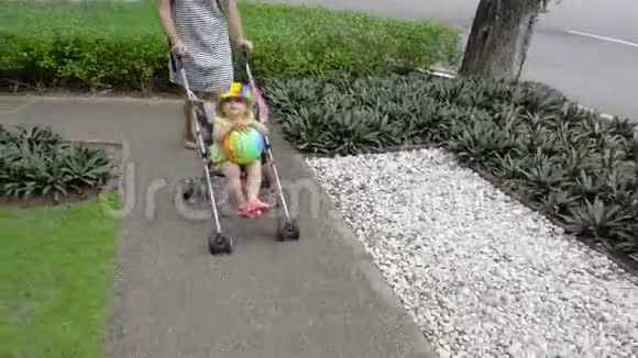 在酒店公园和孩子一起散步的女人视频的预览图
