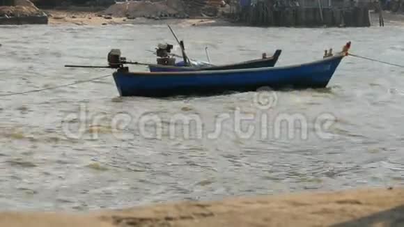 小渔船乘风破浪沿着郁郁葱葱的大海航行渔民在海里捕鱼视频的预览图