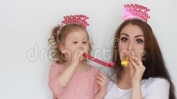 生日快乐母女俩笑嘻嘻玩得开心笑欢歌吹党角一个女人和她的孩子视频的预览图