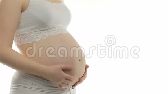 孕妇抚摸着肚子视频的预览图
