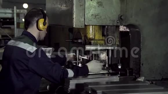 机器操作员在工厂工作视频的预览图