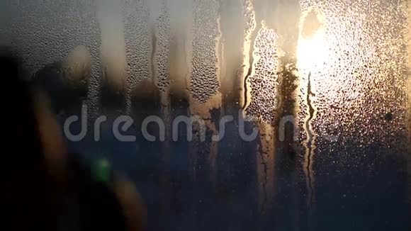 女手想摸夕阳润滑滴在玻璃上高清1920x1080视频的预览图