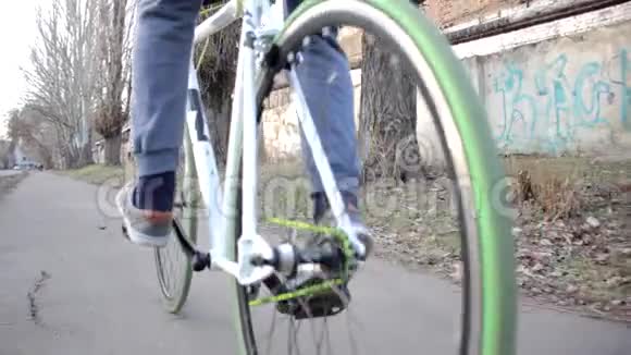 男子骑自行车与绿色轮胎慢慢健康的生活方式户外活动视频的预览图