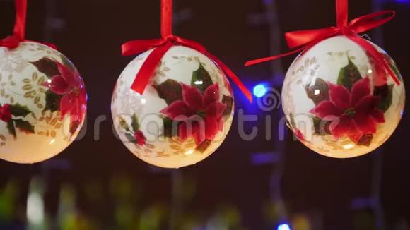 背景中有发光灯笼的圣诞球摄像机的移动视频的预览图