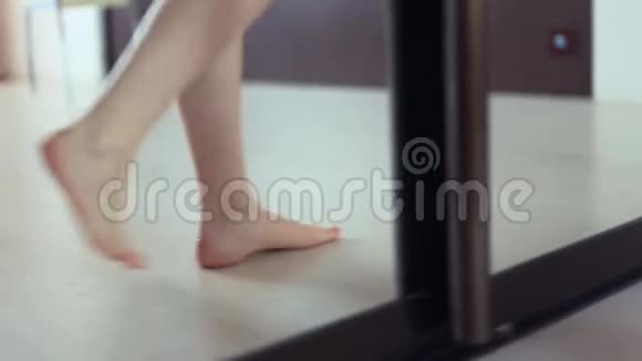 裸脚女士打开公寓客厅的镜子抽屉门视频的预览图