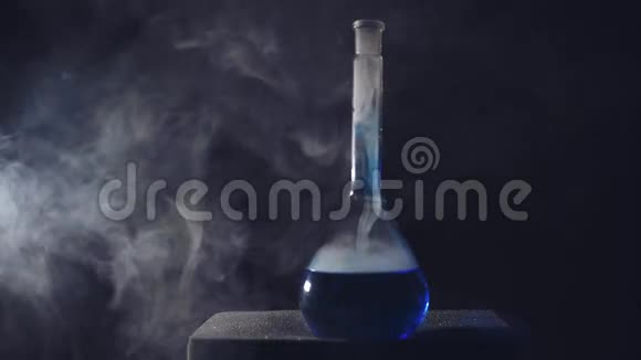 带有烟雾的化学烧瓶视频的预览图