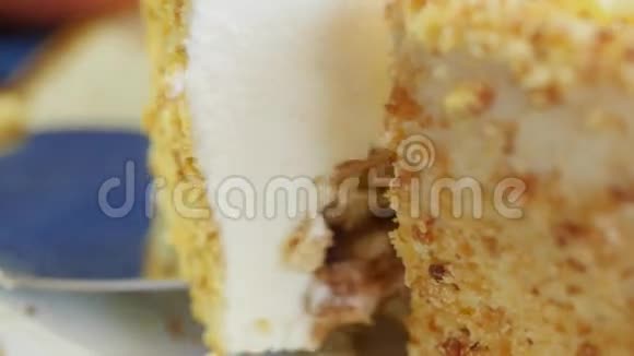 女性手拿着刀片上的蛋糕女人拿着一块蛋糕在刀刃上一块加蜂蜜的蛋糕视频的预览图