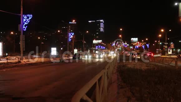 在漆黑的冬夜汽车在马路上行驶照明充足视频的预览图