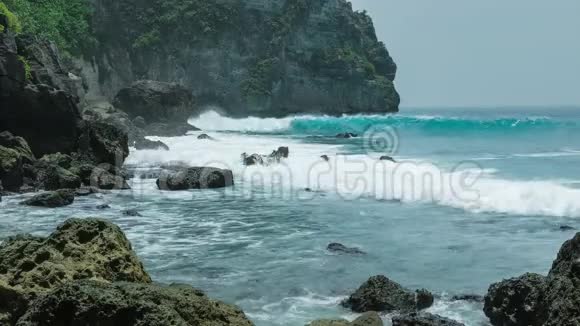 印度尼西亚巴厘NusaPenida岛Tembeling海岸线上的海浪视频的预览图