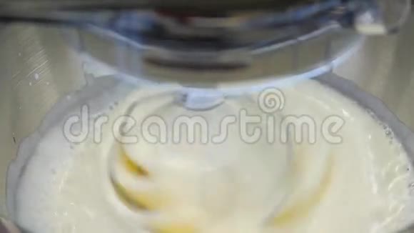 奶油和搅拌器烹饪用电动搅拌器搅拌鸡蛋将蛋奶油搅拌入搅拌机碗中视频的预览图