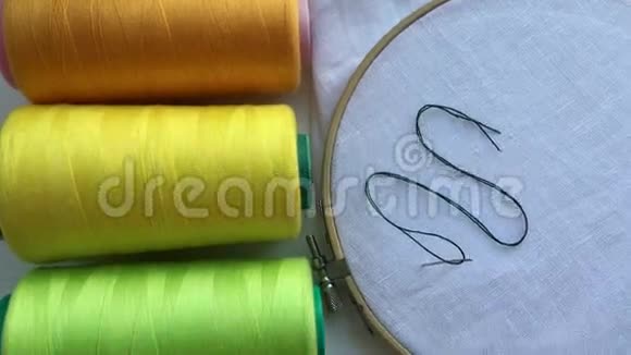 线绿色和木箍用于刺绣的织物视频的预览图