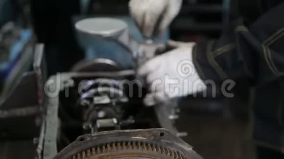 汽车修理工对发动机进行大修并购买新的备件视频的预览图