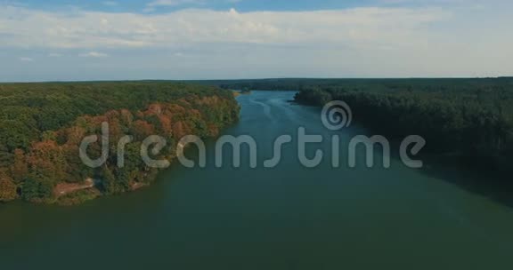 东欧两岸有森林的河流视频的预览图