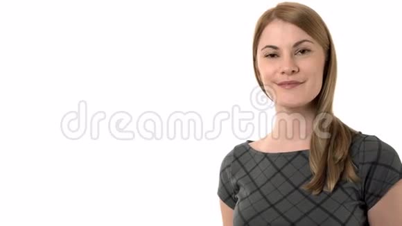 漂亮严肃的女商人穿着灰色连衣裙做演讲孤立的白色背景视频的预览图