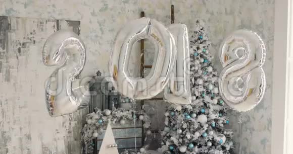 在新年树的背景下快乐的2018年银色新年气球视频的预览图