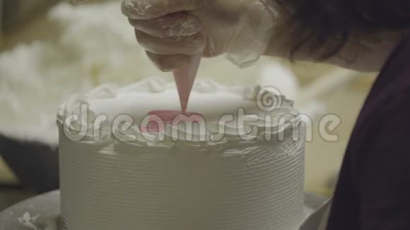 生日快乐写在蛋糕上视频的预览图