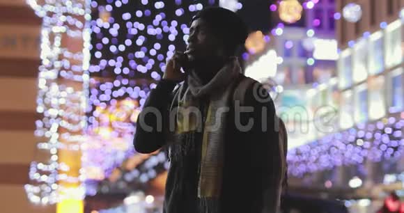 非洲男人在城市用智能手机交谈视频的预览图