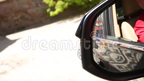 可见连接的道路上的自动汽车侧视镜盲点监控系统警示灯图标视频的预览图