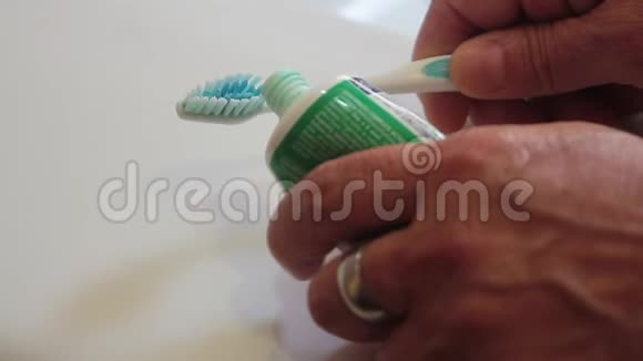 个人卫生牙刷上挤手牙膏视频的预览图