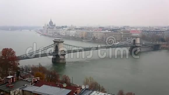 布达佩斯布达佩斯多瑙河白天到晚上的城市天际线匈牙利视频的预览图