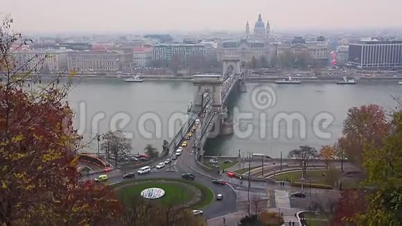 布达佩斯布达佩斯多瑙河白天到晚上的城市天际线匈牙利视频的预览图