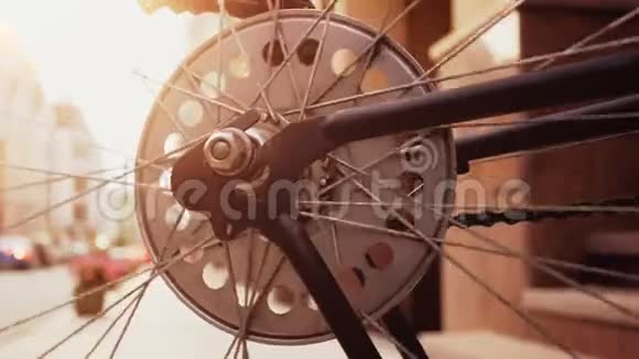 老式运动自行车上旋转链条齿轮和车轮的环形特写慢动作视频视频的预览图