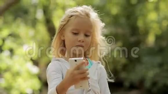 漂亮的小女孩在电话里拍照视频的预览图