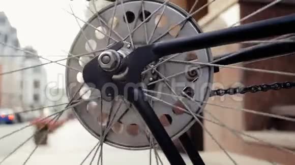 街头旋转自行车车轮慢镜头特写视频的预览图