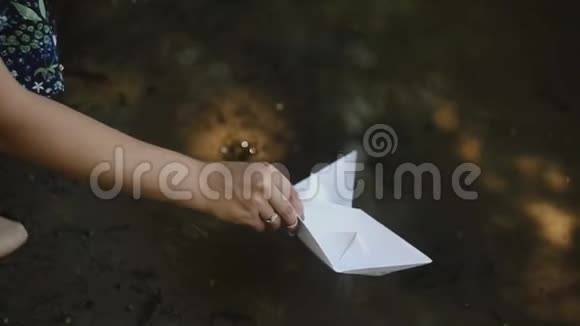女孩发射了两艘纸船视频的预览图