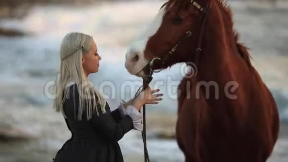 照顾马的女孩马的治疗视频的预览图