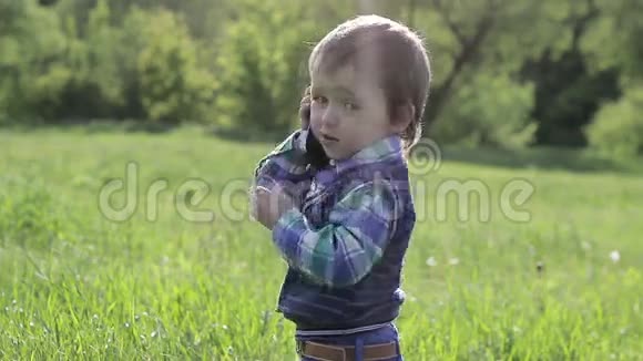 小男孩在户外打电话视频的预览图