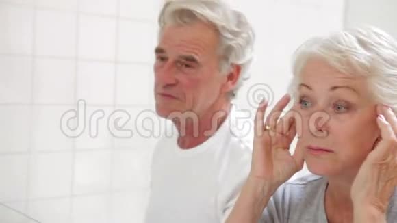 高级夫妻在浴室照镜子视频的预览图