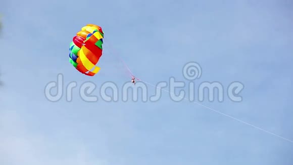 摩托艇在空中飞行的降落伞视频的预览图