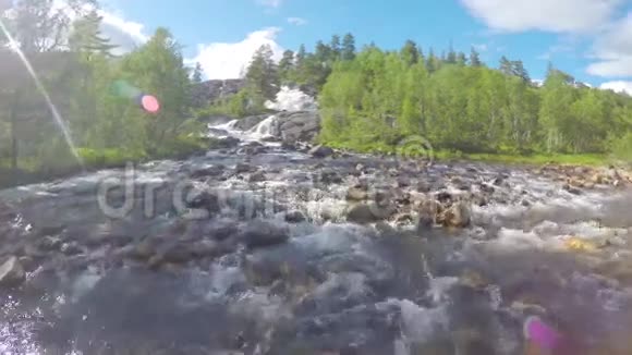 俯瞰美丽的河流和瀑布视频的预览图