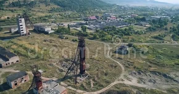 空中基辅旧的废弃的苏联盐矿以喀斯特地区为背景视频的预览图