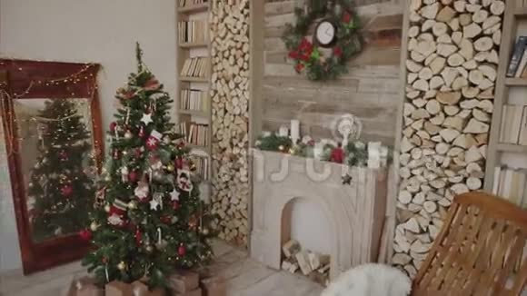 圣诞树礼物和装饰品视频的预览图