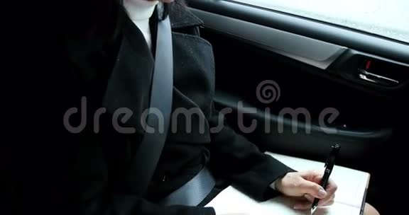 坐在车里写日记的女人视频的预览图
