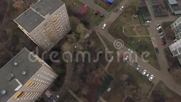 莫斯科院子之一的顶部鸟瞰多云天气四架直升机的城市景观视频的预览图
