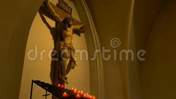耶稣基督十字架和蜡烛视频的预览图