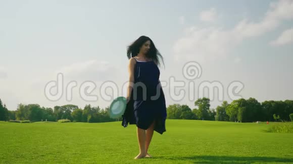 快乐的孕妇正走在公园里微笑着视频的预览图