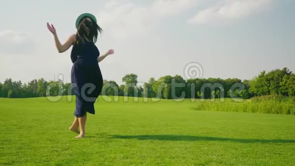快乐的孕妇正走在公园里微笑着视频的预览图